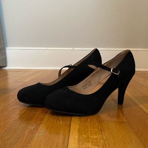 Black pump heel
